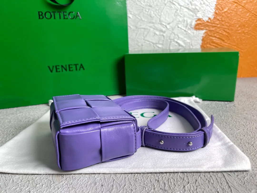 Special price 400🉐️Bottega Veneta/Bottega Veneta 2021 new product CASSETTE woven cross-body shoulder bag BV bag, single internal zipper pocket, magnetic buckle opens and closes, the original oil-waxed cowhide may have texture derived from the original style of the leather, skin spots and other surface marks are normal, please do not worry. Style number: 6813#, color: lavender origin: Italy mini size: 13*9.5*5cm